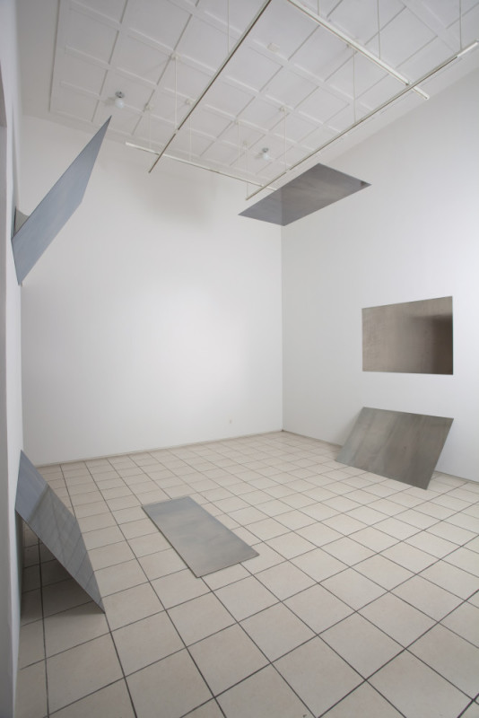 Liz Deschenes, "Tilt / Swing". Miguel Abreu Gallery, New York, 2009. Vue d'exposition. Courtesy de l'artiste et Miguel Abreu Gallery, New York. Photo: John Berens.